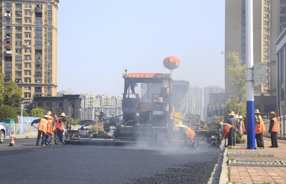 2020年3月20日上午，宜春市高士北路路面改造工程快速推進(jìn)，施工現(xiàn)場一片繁忙景象
